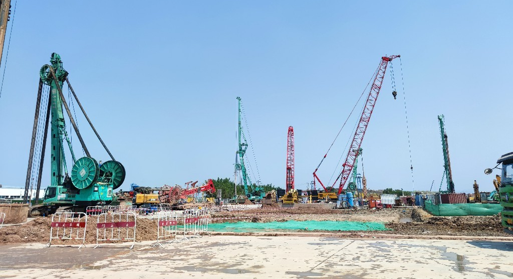 金泰抓钻铣设备马力全开，汇战“羊城花冠”白云机场T3航站楼